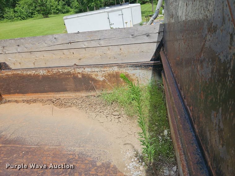 image for item EI3953 1993 Ford L9000 dump truck