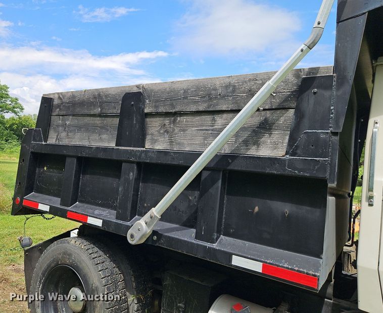 image for item EI3953 1993 Ford L9000 dump truck