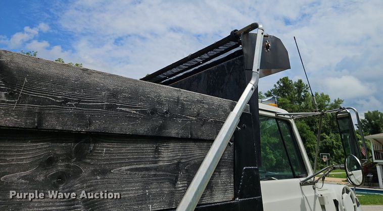 image for item EI3953 1993 Ford L9000 dump truck