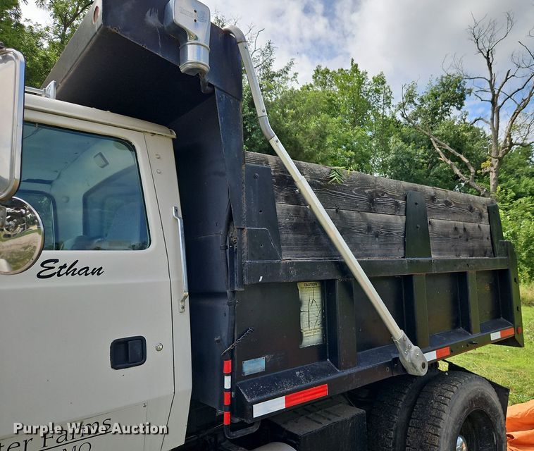 image for item EI3953 1993 Ford L9000 dump truck