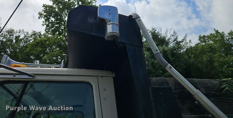 image for item EI3953 1993 Ford L9000 dump truck