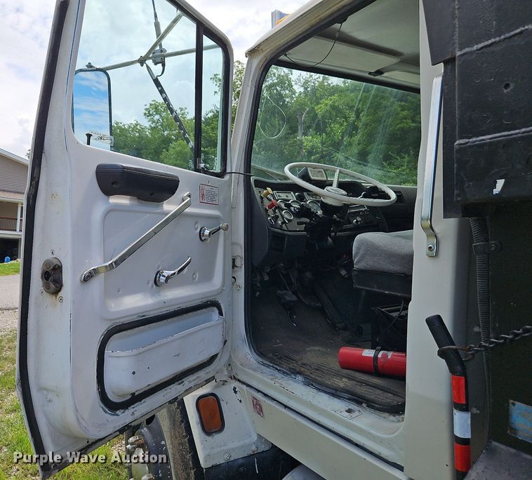 image for item EI3953 1993 Ford L9000 dump truck