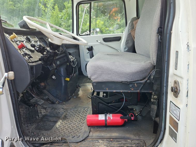 image for item EI3953 1993 Ford L9000 dump truck