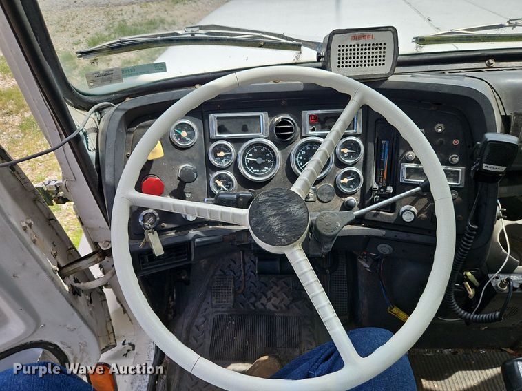 image for item EI3953 1993 Ford L9000 dump truck