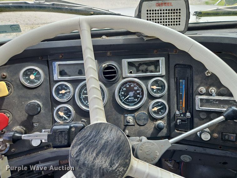 image for item EI3953 1993 Ford L9000 dump truck