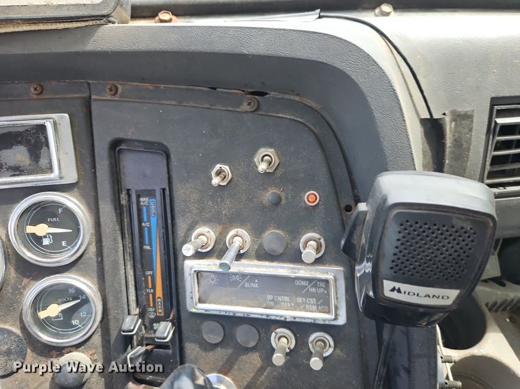 image for item EI3953 1993 Ford L9000 dump truck