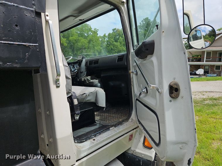 image for item EI3953 1993 Ford L9000 dump truck