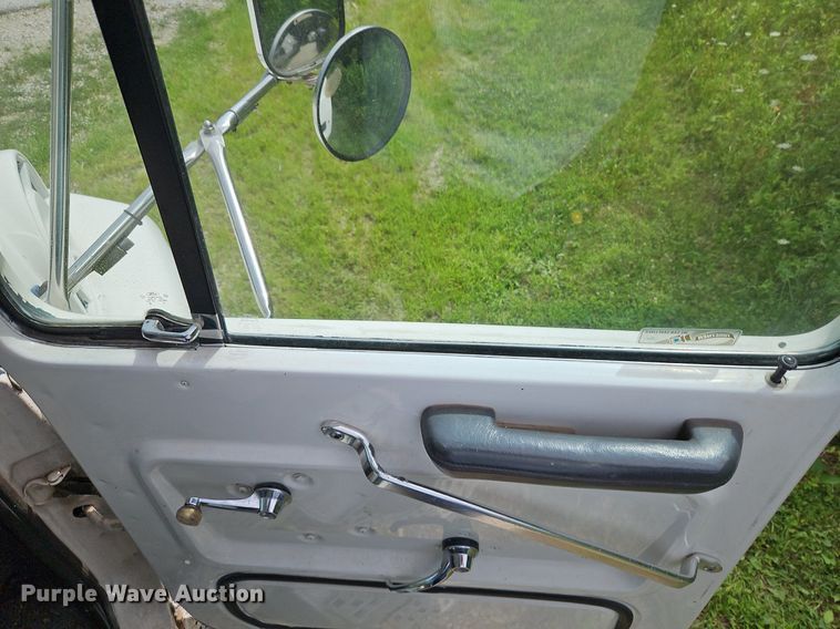 image for item EI3953 1993 Ford L9000 dump truck