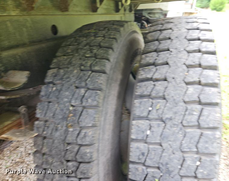 image for item EI3953 1993 Ford L9000 dump truck