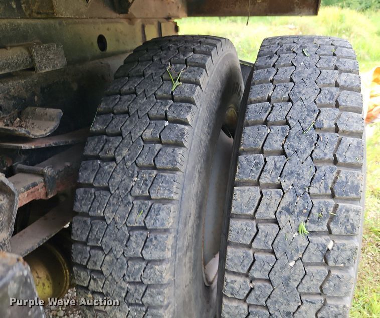 image for item EI3953 1993 Ford L9000 dump truck