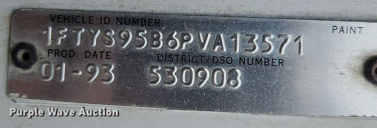 image for item EI3953 1993 Ford L9000 dump truck