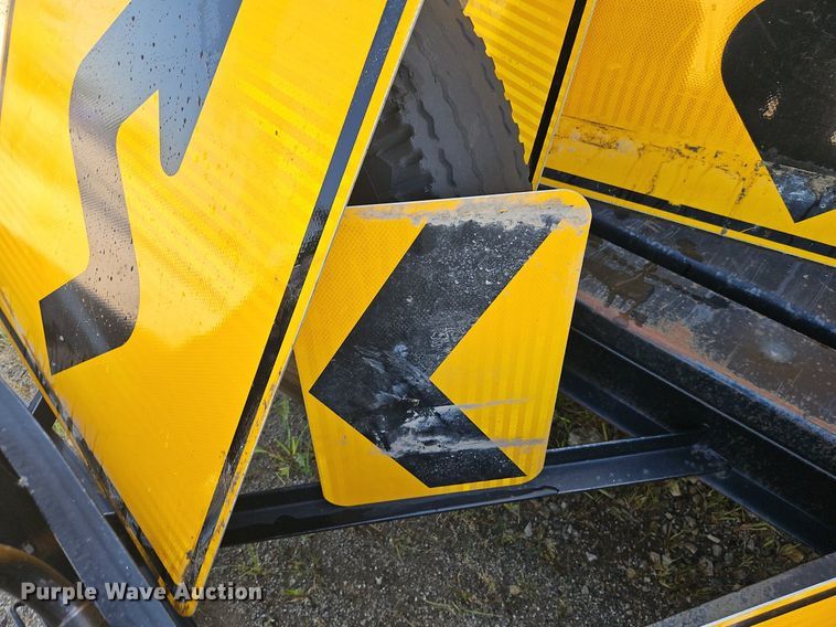 image for item EI8286 Road safety equipment