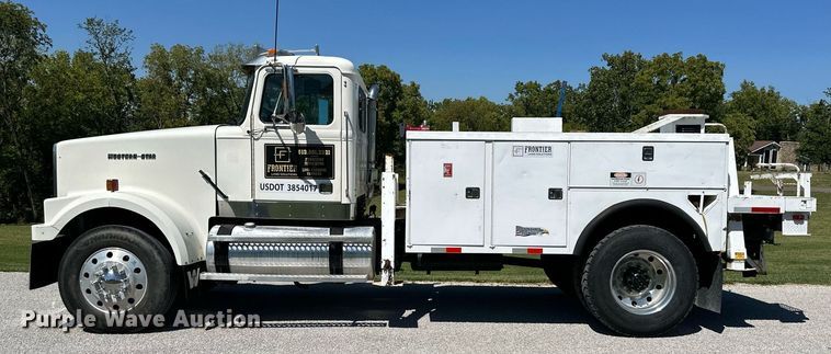 image for item EJ7238 1996 Western Star  4900 utility / service truck