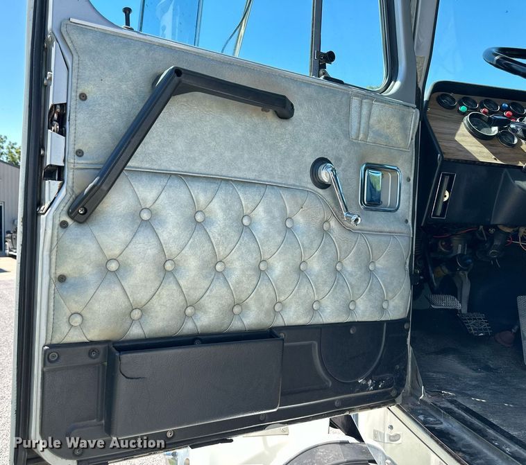 image for item EJ7238 1996 Western Star  4900 utility / service truck