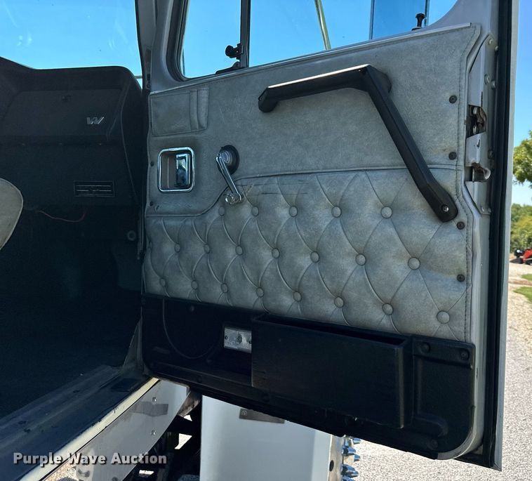 image for item EJ7238 1996 Western Star  4900 utility / service truck