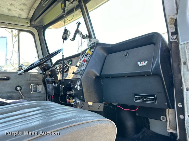 image for item EJ7238 1996 Western Star  4900 utility / service truck