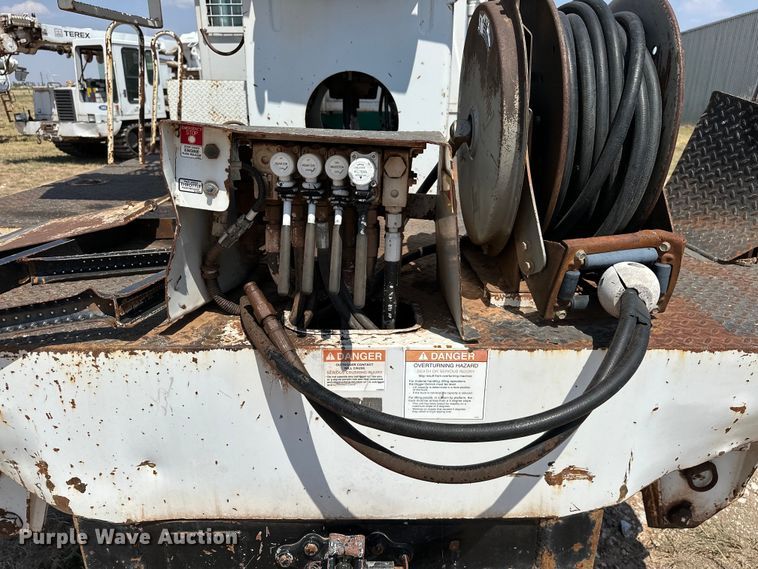 image for item EJ8914 IHI IC50 track carrier with digger derrick 