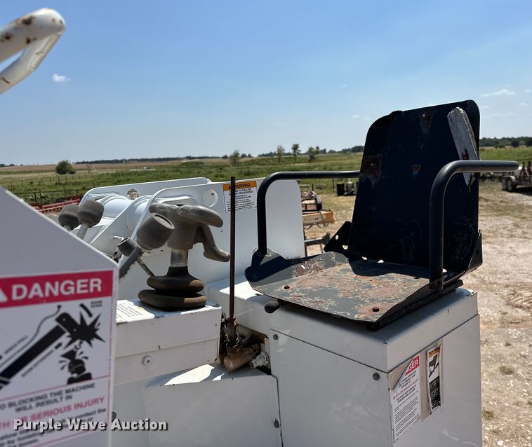 image for item EJ8914 IHI IC50 track carrier with digger derrick 