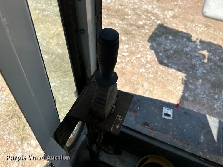 image for item EJ8914 IHI IC50 track carrier with digger derrick 