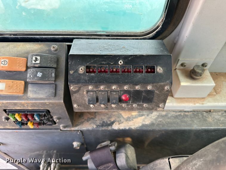 image for item EJ8914 IHI IC50 track carrier with digger derrick 