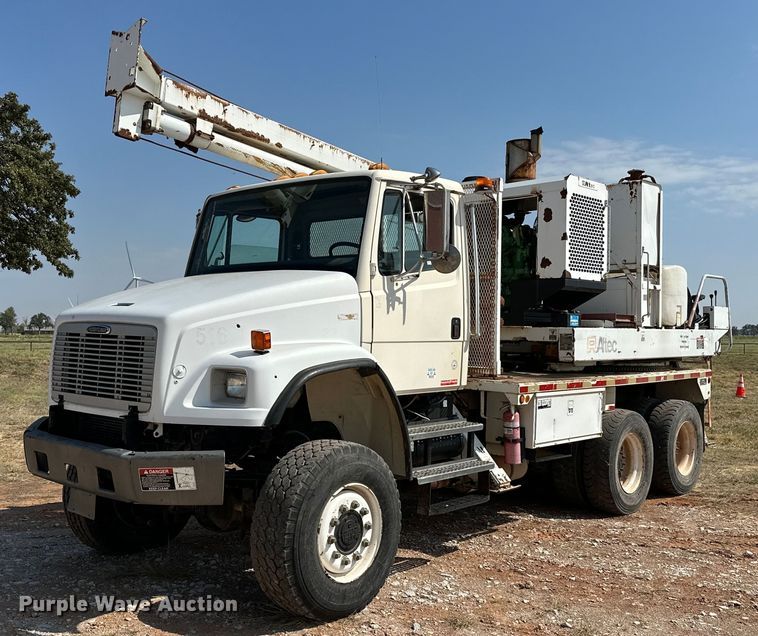 image for item EJ8916 2000 Freightliner  FL80 pressure digger truck