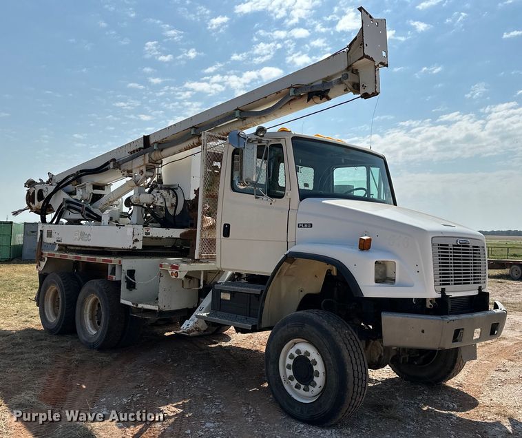 image for item EJ8916 2000 Freightliner  FL80 pressure digger truck