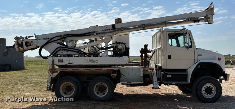 image for item EJ8916 2000 Freightliner  FL80 pressure digger truck