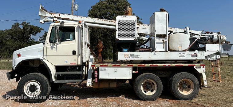 image for item EJ8916 2000 Freightliner  FL80 pressure digger truck