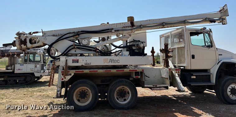 image for item EJ8916 2000 Freightliner  FL80 pressure digger truck