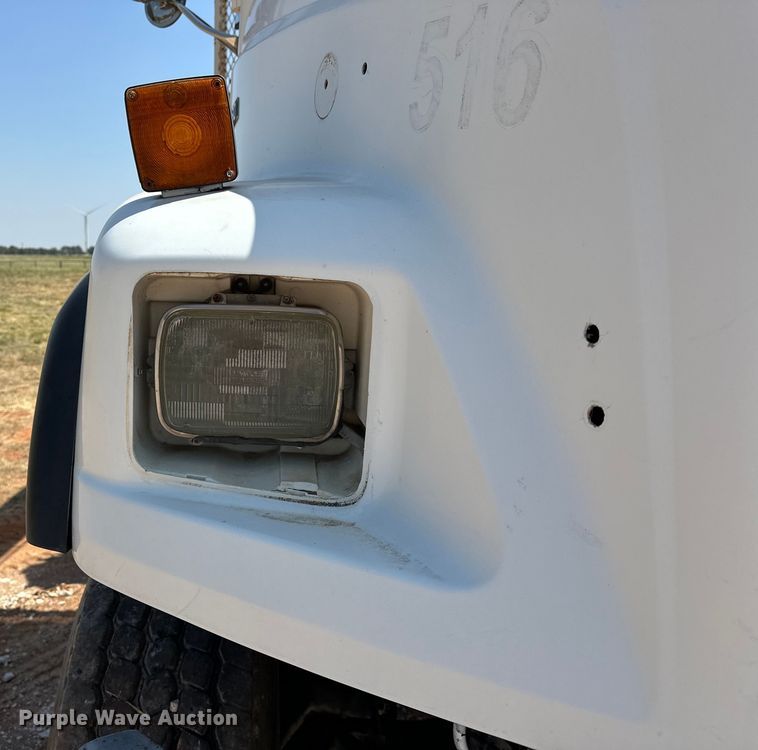 image for item EJ8916 2000 Freightliner  FL80 pressure digger truck