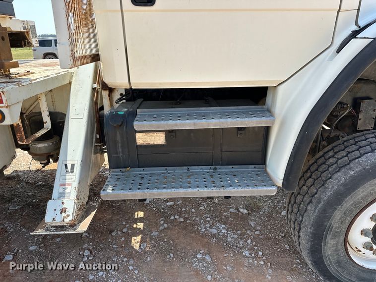 image for item EJ8916 2000 Freightliner  FL80 pressure digger truck