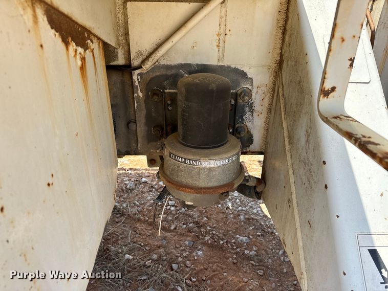 image for item EJ8916 2000 Freightliner  FL80 pressure digger truck