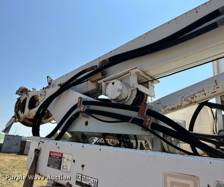 image for item EJ8916 2000 Freightliner  FL80 pressure digger truck