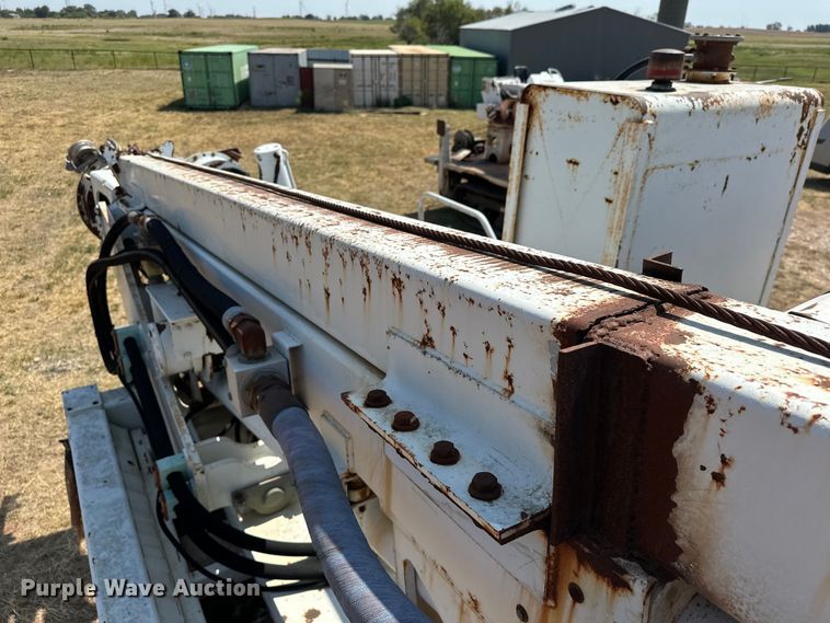 image for item EJ8916 2000 Freightliner  FL80 pressure digger truck