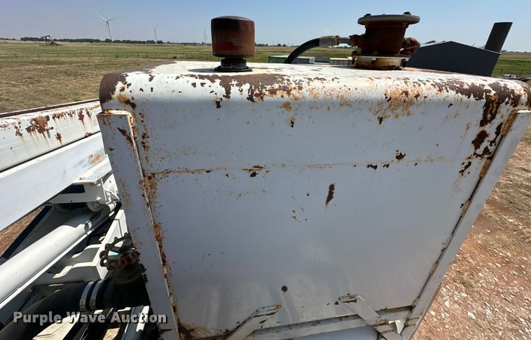 image for item EJ8916 2000 Freightliner  FL80 pressure digger truck