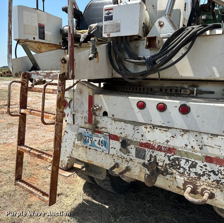 image for item EJ8916 2000 Freightliner  FL80 pressure digger truck