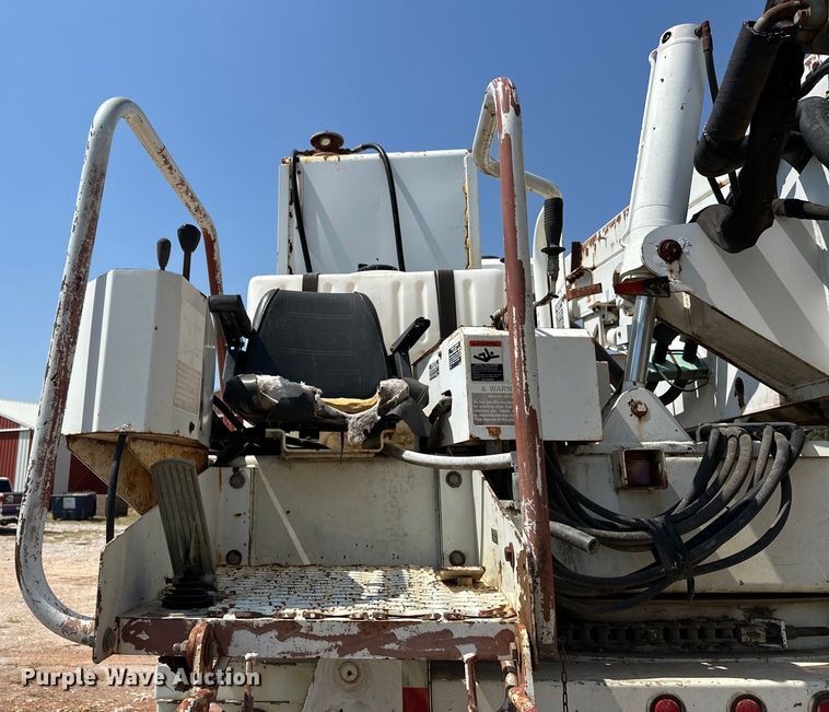 image for item EJ8916 2000 Freightliner  FL80 pressure digger truck