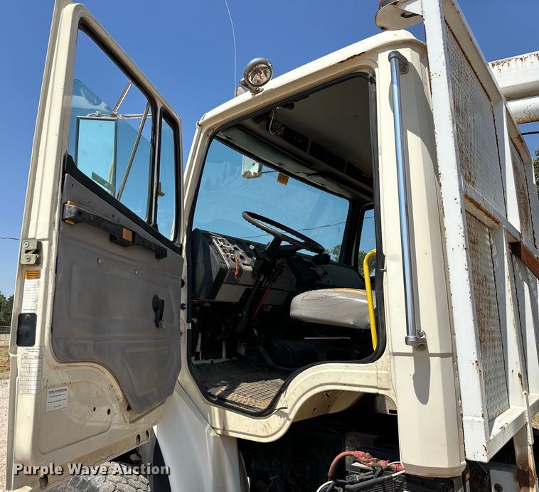 image for item EJ8916 2000 Freightliner  FL80 pressure digger truck