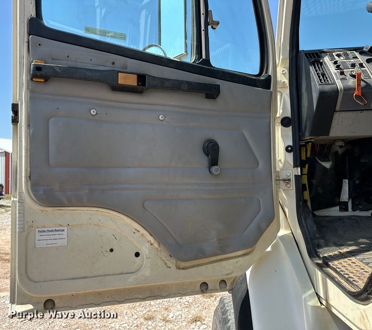 image for item EJ8916 2000 Freightliner  FL80 pressure digger truck