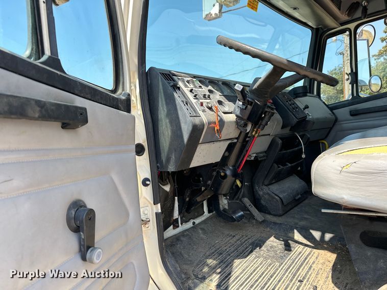 image for item EJ8916 2000 Freightliner  FL80 pressure digger truck