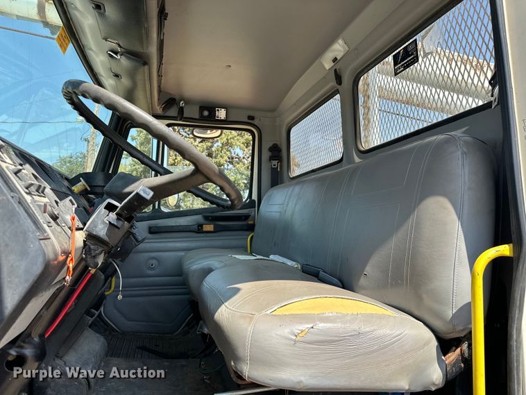 image for item EJ8916 2000 Freightliner  FL80 pressure digger truck