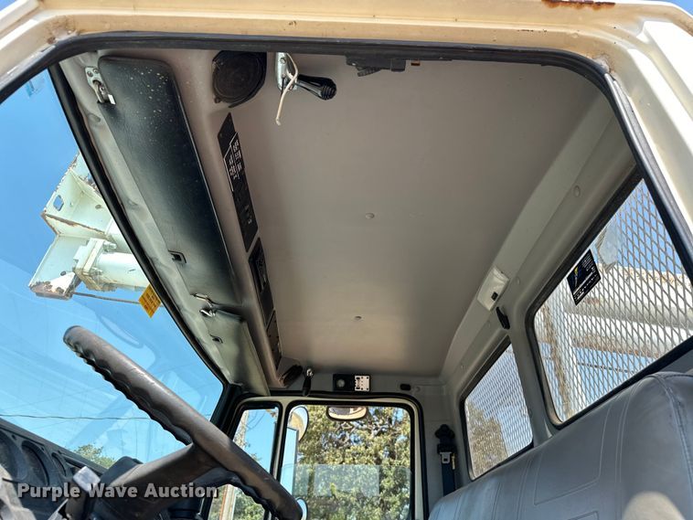 image for item EJ8916 2000 Freightliner  FL80 pressure digger truck