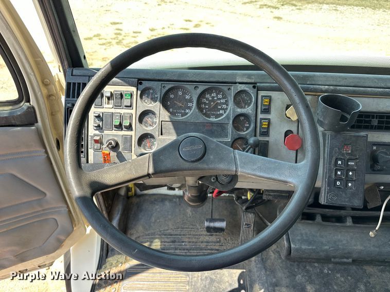 image for item EJ8916 2000 Freightliner  FL80 pressure digger truck