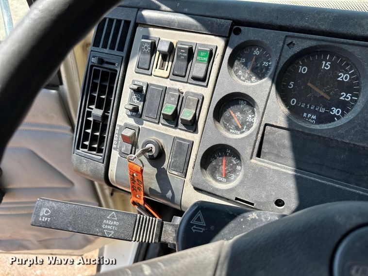 image for item EJ8916 2000 Freightliner  FL80 pressure digger truck