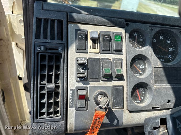 image for item EJ8916 2000 Freightliner  FL80 pressure digger truck