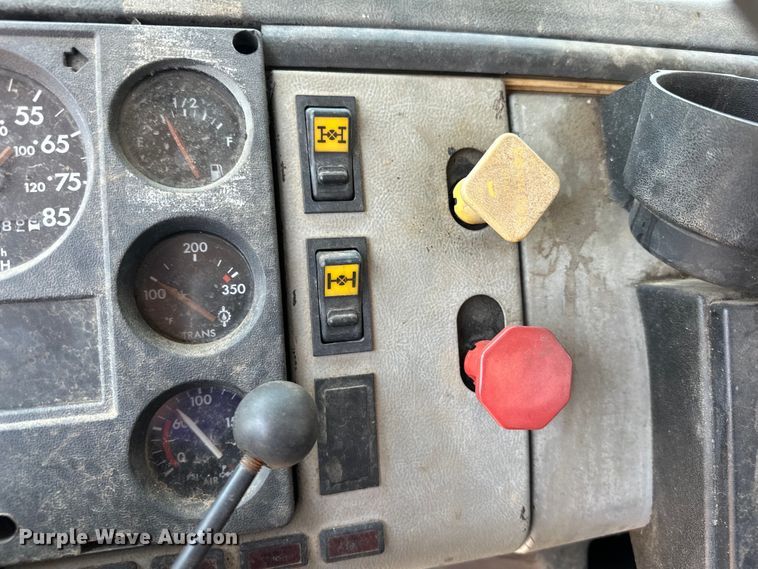 image for item EJ8916 2000 Freightliner  FL80 pressure digger truck