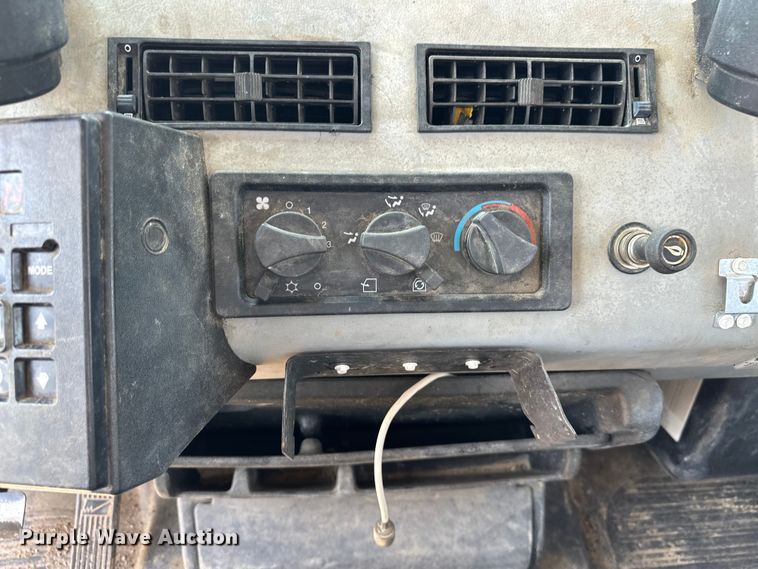 image for item EJ8916 2000 Freightliner  FL80 pressure digger truck