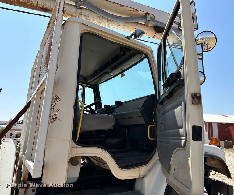 image for item EJ8916 2000 Freightliner  FL80 pressure digger truck