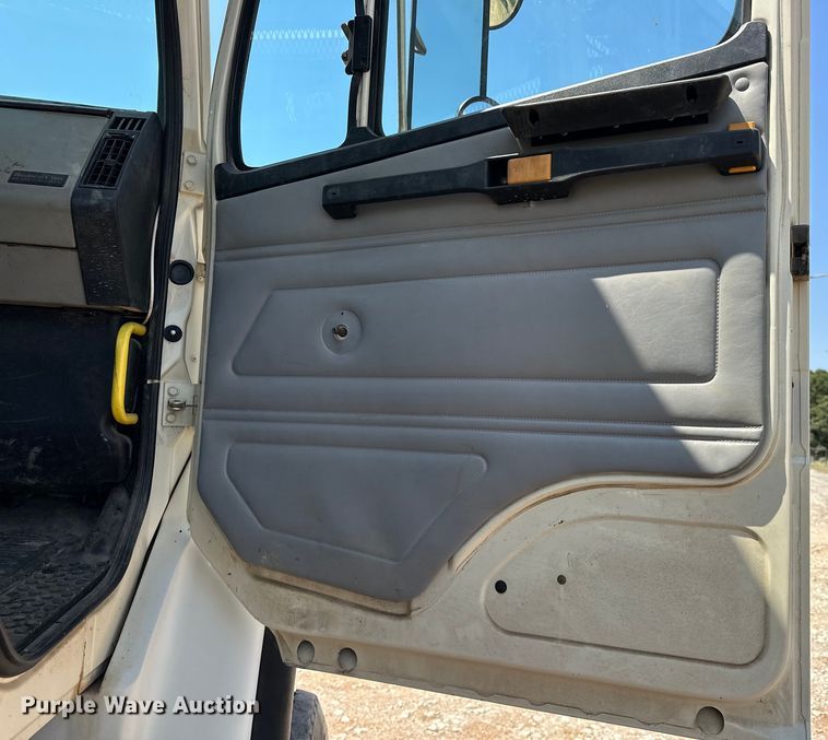 image for item EJ8916 2000 Freightliner  FL80 pressure digger truck