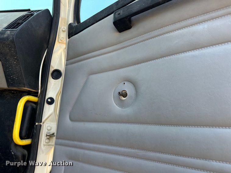 image for item EJ8916 2000 Freightliner  FL80 pressure digger truck